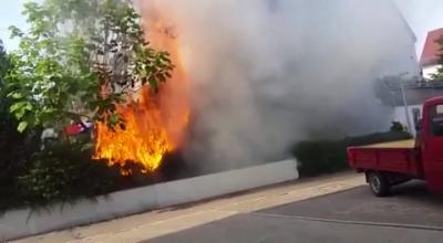 AMATEURFLAMMENBILDER - Fahrzeugbrand in Tiefgarage in Fellbach-Schmiden - Starke Rauchentwicklung - Bewohner ueber Drehleiter gerettet